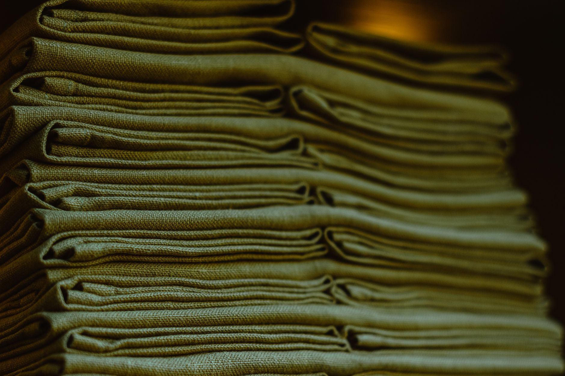 Összehajtott len textilek kupacban